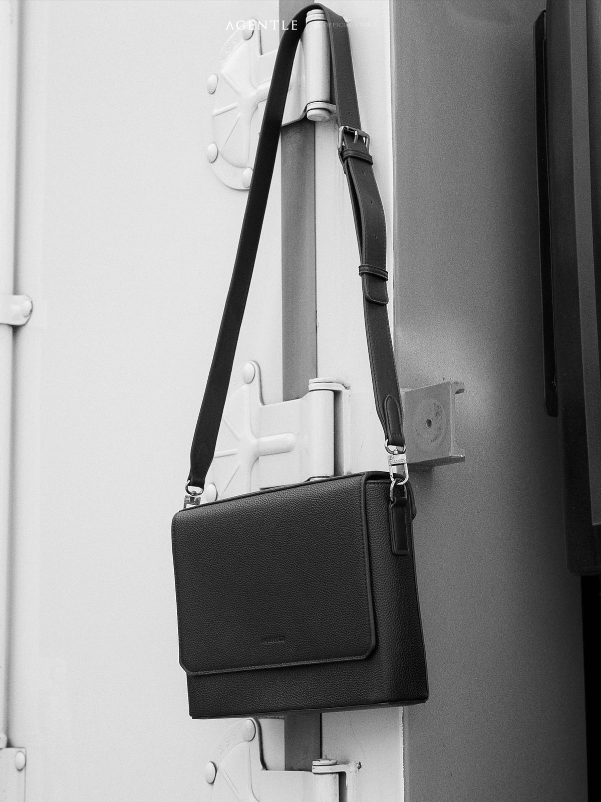 AGENTLE • BOXCASE CITY – กระเป๋าสะพายข้างผู้ชาย ทรงกล่องมีโครงสร้าง ใส่ iPad 11 นิ้ว