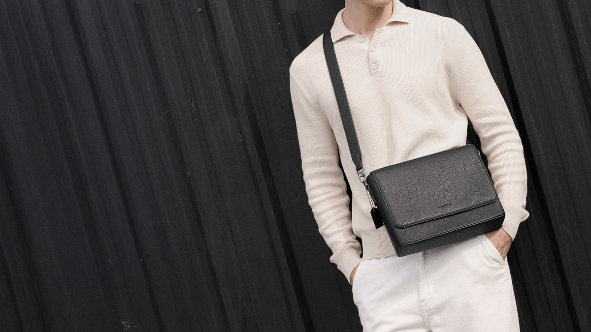 Man wearing the AGENTLE Boxcase City messenger bag